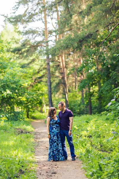 Femme enceinte caucasienne et son mari à l'extérieur — Photo
