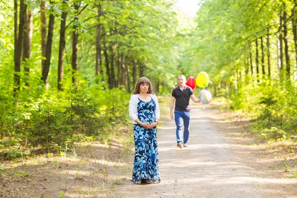 Кавказская беременная женщина и ее муж на улице — стоковое фото