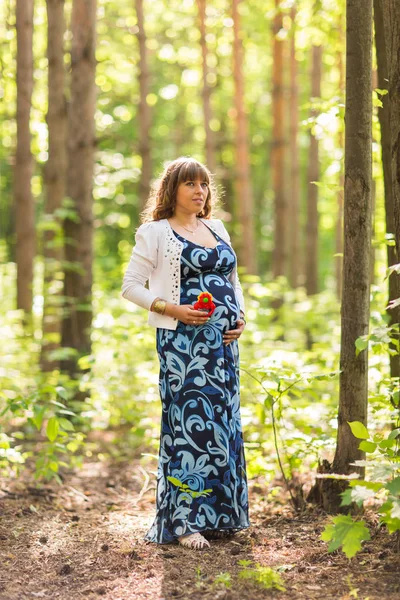Portrait de jeune femme enceinte heureuse se détendre et profiter de la vie dans la nature. Plan extérieur . — Photo