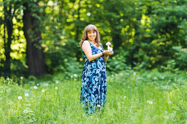 Junge glückliche schwangere Frau, die sich entspannt und das Leben in der Natur genießt. Außenschuss. Kopierraum — Stockfoto