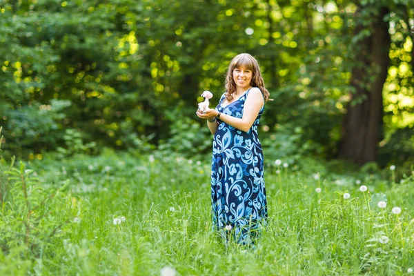Jeune femme enceinte heureuse se détendre et profiter de la vie dans la nature. Prise de vue extérieure. Espace de copie — Photo