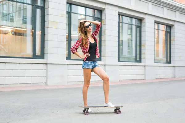 Vacaciones de verano, deporte extremo y el concepto de la gente - chica feliz montando monopatín moderno en la calle de la ciudad — Foto de Stock
