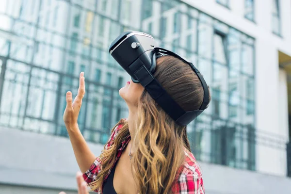 Belle jeune fille avec réalité virtuelle VR casque dans la rue — Photo