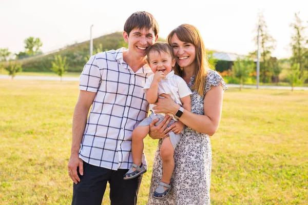 Retrato de familia joven sobre la naturaleza en el campo — Foto de Stock