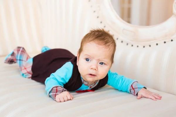Retrato de niño adorable acostado en la barriga —  Fotos de Stock