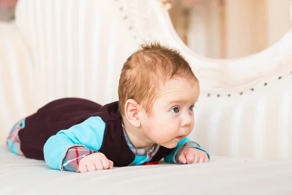 Adorable bebé niño acostado en la barriga —  Fotos de Stock