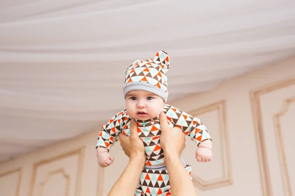 Bebé caucasiano adorável. Retrato de um menino de três meses — Fotografia de Stock