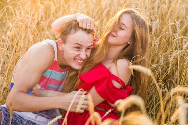 Eğleniyor ve sahada oynayan genç Çift