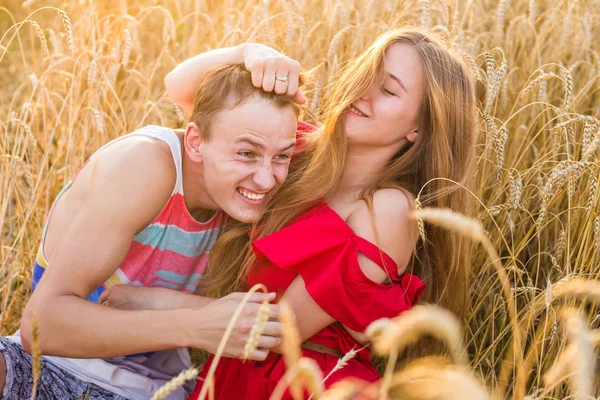 Jovem casal se divertindo e jogando no campo — Fotografia de Stock