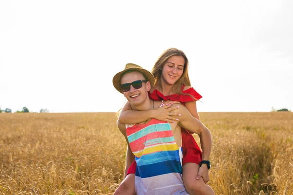 Coppia felice Divertirsi all'aperto sul campo di grano. Una famiglia allegra e ridente insieme. Concetto di libertà. Cavallino — Foto Stock