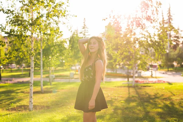 Beauty Sunshine Girl Portrait. Mujer bastante feliz disfrutando del verano al aire libre . —  Fotos de Stock