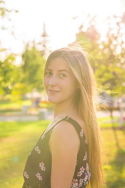 Chica disfrutando de un buen rato en el parque . — Foto de Stock