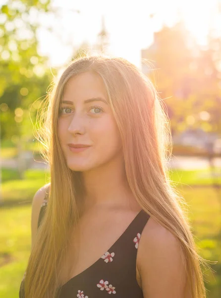 Schoonheid Sunshine meisje portret. Vrij gelukkig vrouw genieten van zomer buiten. — Stockfoto