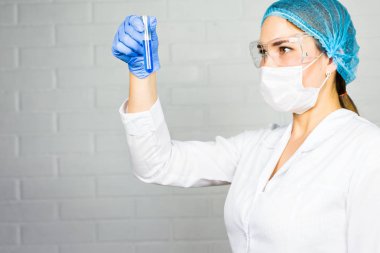 Maske ve gözlük gözlemleyerek hayat bilgisi araştırmacı korumalı. Bilim adamları göz üzerinde odaklanın. Sağlık ve biyoteknoloji kavramı.