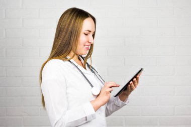 tablet bilgisayar kullanarak doktor gülümseyen