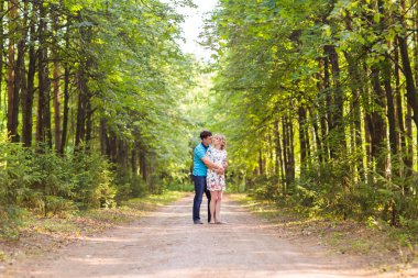 mutlu genç hamile kadın kocasıyla açık havada