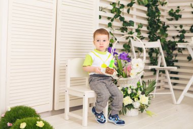 Onun doğum günü kutluyor mutlu küçük çocuk çocuk çocuk oyuncağı, kapalı tutar. Çocuklar için doğum günü partisi. Çocukluk, mutluluk. İki yaşında