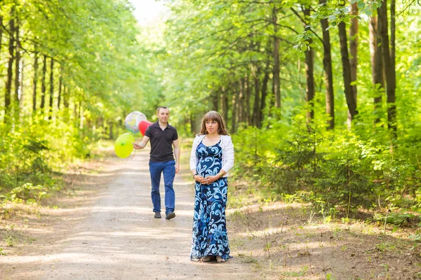 Kaukasiska gravid kvinna och hennes man utomhus — Stockfoto