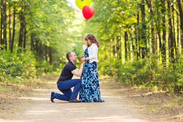 Caucasico donna incinta e suo marito all'aperto — Foto Stock