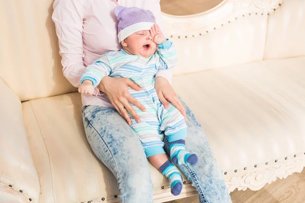 Zmęczony noworodka chłopiec pocieranie oczu — Zdjęcie stockowe