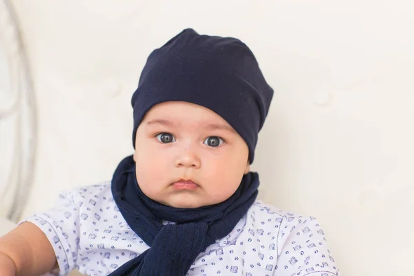 Gros plan portrait de mignon bébé garçon portant un chapeau bleu . — Photo