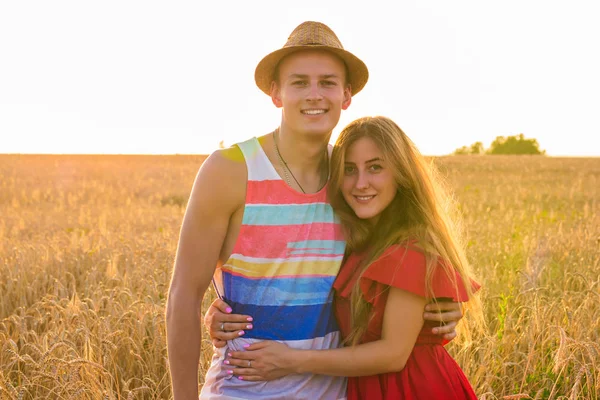 Портрет улыбающейся влюбленной пары, стоящей на поле — стоковое фото