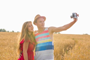 Bir selfie alanında alarak genç mutlu çift