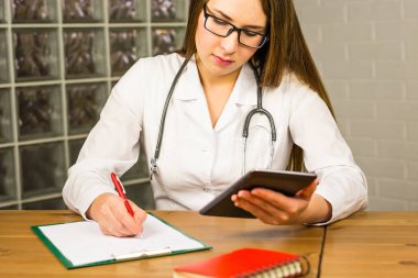 Bir tablet bilgisayar kullanarak bir hastanede doktor Close-Up