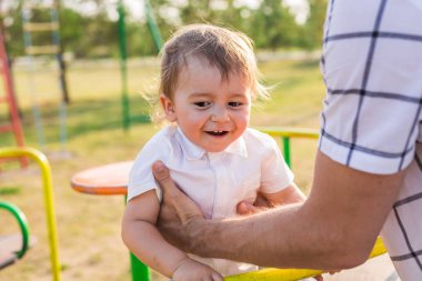Yaz, çocukluk, eğlence ve çocuk kavramı - babası ile çocuk oyun alanı üzerinde mutlu çocuk