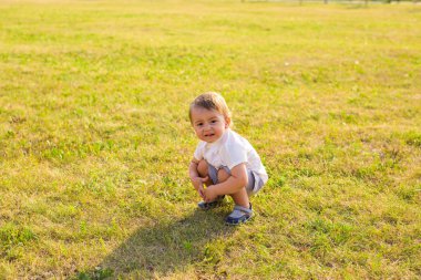 Doğada oynamaya gülen mutlu çocuk