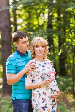 mutlu genç hamile çift doğa içinde