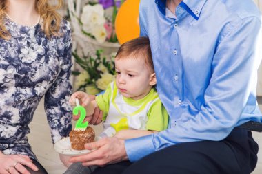 Aile, ebeveynlik, iyi ki doğdun ve tatil kavramı - yakın çekim mutlu anne ve baba ve çocuk pasta ile.