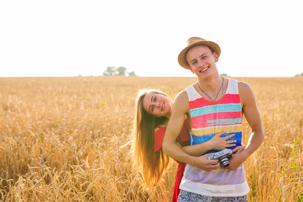 Jovens felizes casal amoroso se divertindo ao ar livre no verão — Fotografia de Stock