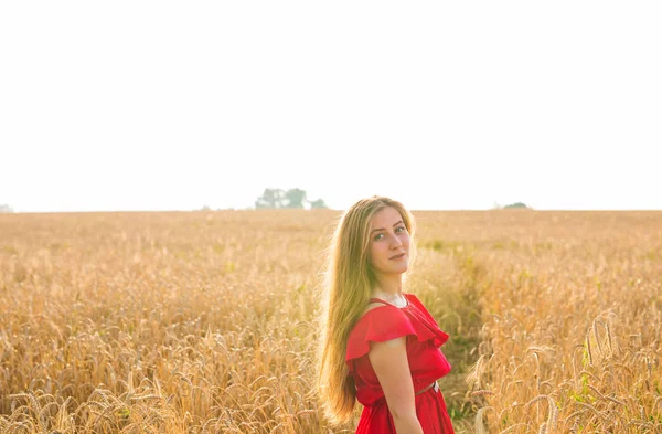 Chica caminando en el campo amarillo — Foto de Stock