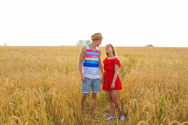 Jonge liefde paar staande op veld — Stockfoto