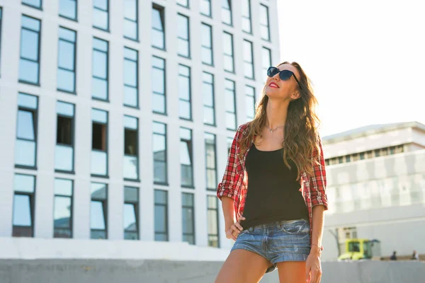 Zomer zonnige levensstijl mode portret van jonge stijlvolle hipster vrouw lopen op straat, het dragen van leuke trendy outfit, glimlachen genieten van haar weekends — Stockfoto