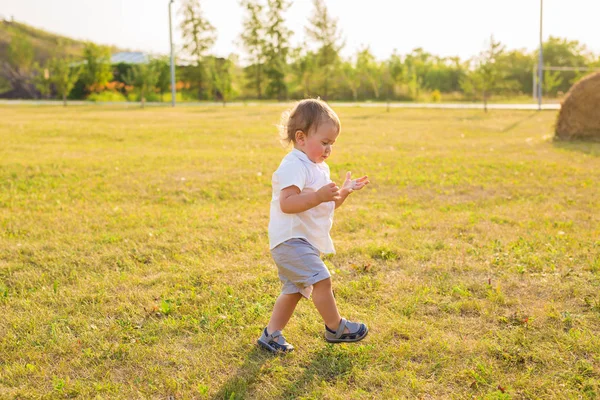 Маленький мальчик играет на природе — стоковое фото