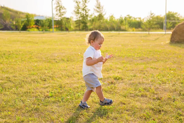 Menino brincando na natureza — Fotografia de Stock