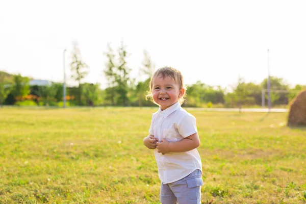 Little boy playing in nature — Stock Photo, Image