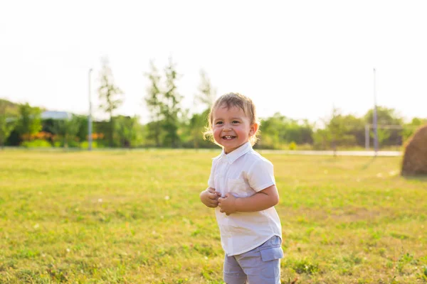 Menino brincando na natureza — Fotografia de Stock