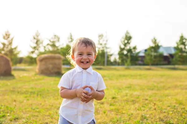Маленький мальчик играет на природе — стоковое фото