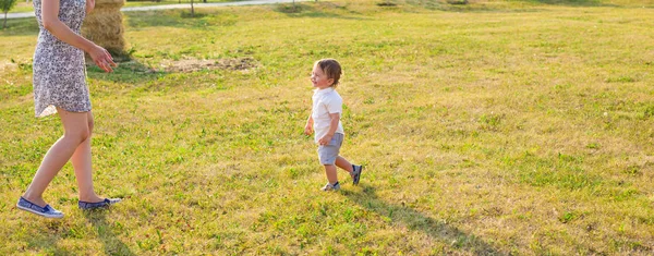 Feliz rindo menino brincando na natureza com a mãe — Fotografia de Stock