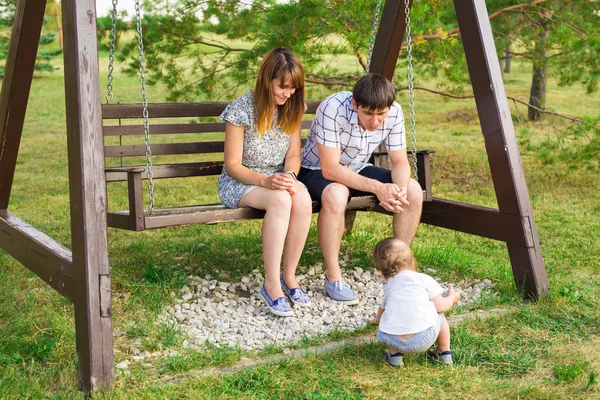 Joven familia jugando en la naturaleza en el campo — Foto de Stock