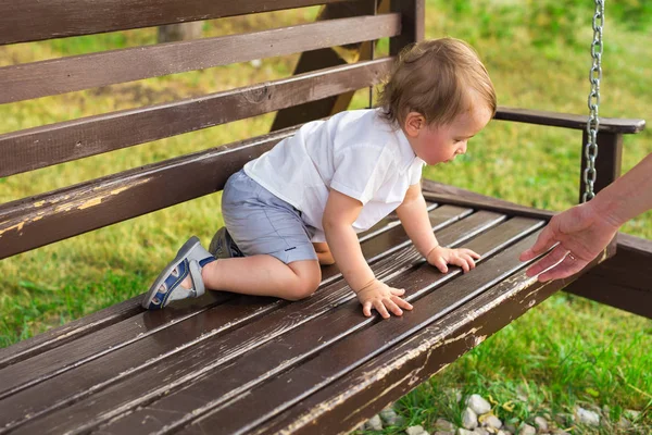 Menino brincando na natureza — Fotografia de Stock