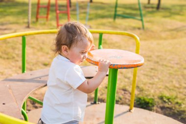 mutlu bir çocuk oyun alanı oyun.