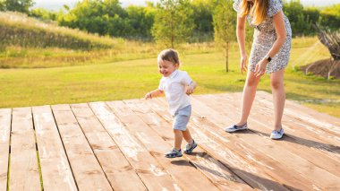 Anne ve oğlu doğa üzerinde oynama
