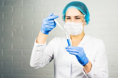 Laboratuvarda kimyasal testler yapan kadın bilim adamı.