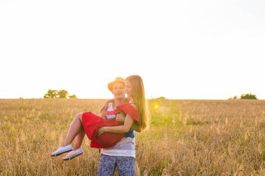Romantik Çift kucaklayan alanında portresi