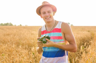 Retro fotoğraf makinesi olan adam. Moda seyahat yaşam tarzı açık kavramı