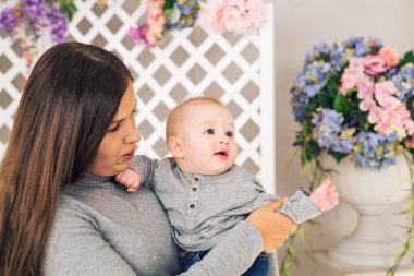 Mutlu sevgi dolu bir anne ve bebek oğlu kapalı portresi